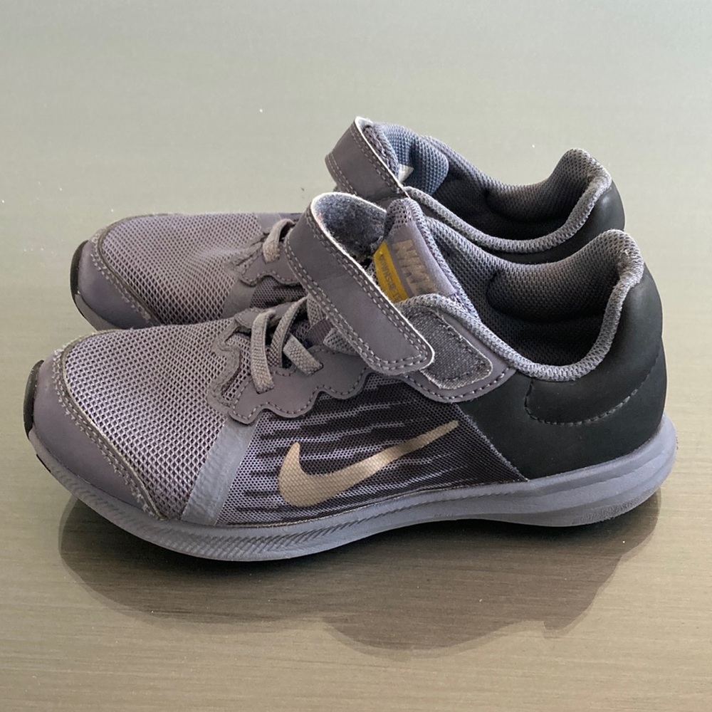 Boys Nike Black Grey Sneakers Size 2Y